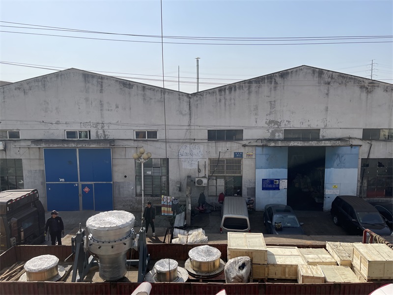 2021年4月20日，发往黑龙江哈尔滨的1000口径HDPE实壁管材生产线装车